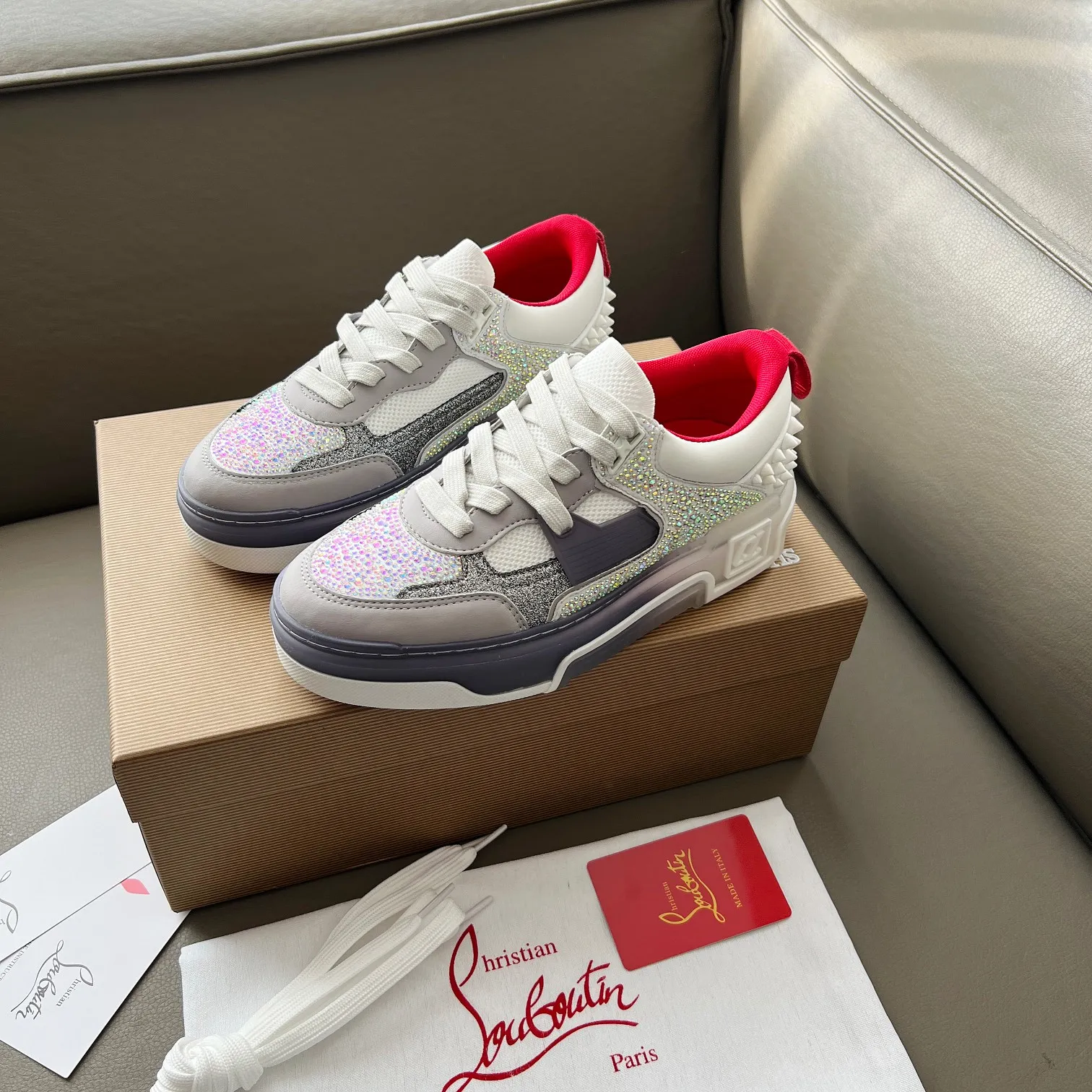 Men's shoes 💰760 🌹🌹🌹̋ Wang Junkai Yang Mi Xu Kai Zhang Jingyi Ding Chengxin Chen Muchi Wang Ziyi Same style Christian Louboutin 2024 [New product] Drill surface ASTROLOUBI lesbian thick-soled sports shoes red-soled shoes perfectly integrate fashion and sports, The fabrics are made of luxurious calfskin, soft suede, smooth satin and laminated leather, and the back is decorated with classic rivets. The interior is blended with a knitted tongue for added durability, breathability and quick-drying comfort. The outsole is made of a combination of EVA foam and imported rubber, and the colorful CL iconic letters on the side of the outsole show the brand's unique style. It is a ceiling-level comfortable skate shoe! ! ! Multiple colors available, currently women’s sizes 35-39 (40 custom made)